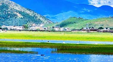 云南香格里拉纳帕海风景如画